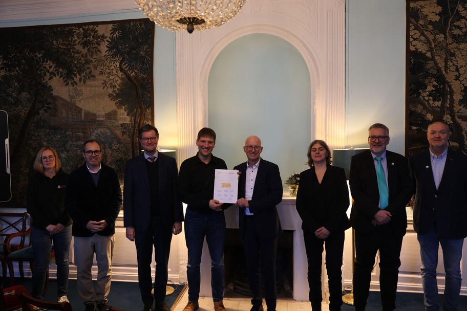 Stolz dürfen wir verkünden: Das Gymnasium Kronwerk wurde als „Digitale Schule“ ausgezeichnet! Herr Görgen & Herr Knoop nahmen die Ehrung am 21.11. in Louisenlund entgegen. Ein starkes Zeichen für zeitgemäße digitale Bildung!