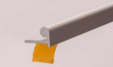 TAXOM Aluprofil mit Nase zur Anbringung an der Regalkante