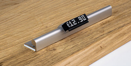 Aluprofil mit dickem doppelseitigem Klebeband zur Anbringung auf der Regalfläche, mit TAXOM500-Preismodul