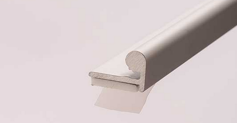 Aluprofil mit dickem doppelseitigem Klebeband zur Anbringung auf der Regalfläche