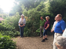 Mit dem LBV führte Carola Rückert am 17. Juni durch ihren Garten. (c) Cordelia Hiller