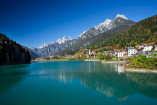 Auronzu di Cadore gegen Sextener Dolomiten, li. die drei Zinnen, Italien, Belluno