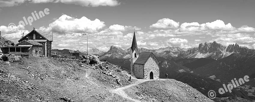 Wallfahrtskirche Latzfonser Kreuz  (Sarntaler Alpen) mit Blick auf die Geisler Gruppe (Dolomiten), Südtirol