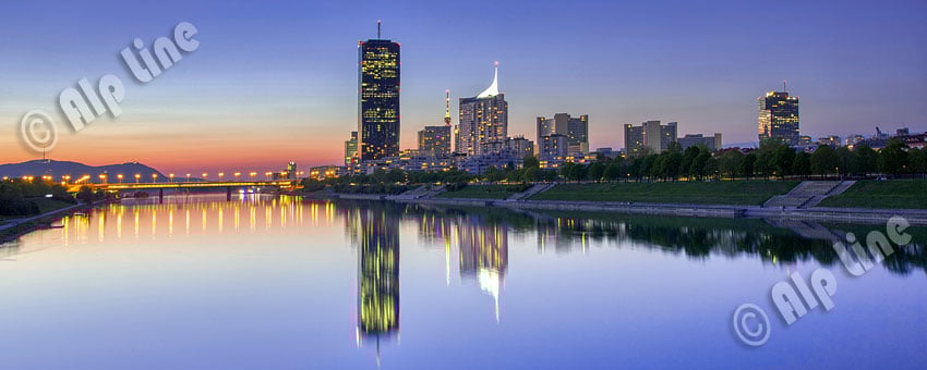 Donau City mit Reichsbrücke, die Skyline von Wien