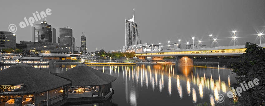 Donau City mit Reichsbrücke, die Skyline von Wien