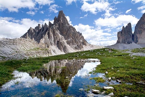 Italien, Südtirol: Der Paternkofel von Norden spiegeln sich im Bergsee (Dolomiten) 