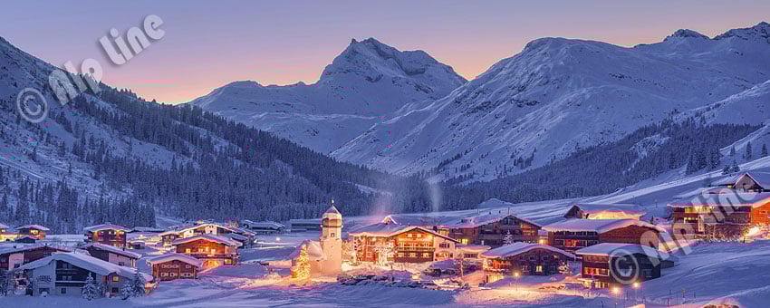 Österreich, Vorarlberg, Lech am Arlberg; Winterabend im Ortsteil Zug