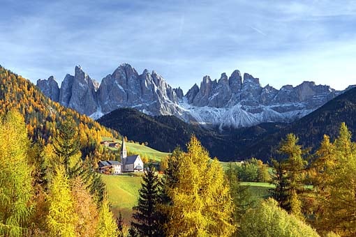 Italien, Südtirol, Dolomiten, Villnößtal: Bei  St.Magdalena im Villnößtal gegen die Geislergruppe