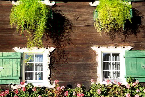 Altes Montafoner Holzhaus mit Blumenschmuck, Montafon, Vorarlberg