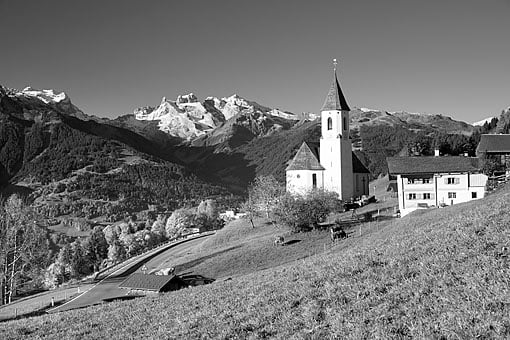 Innerberg am Batholomähberg im Montefon gegen die Drusentürme im Rätikon
