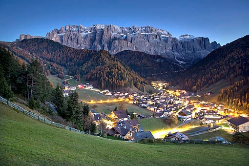 Italien, Südtirol: Wolkenstein im Grödner Tal gegen das Sella-Massiv