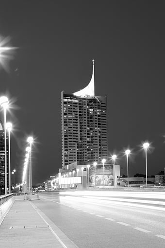 Donaucity mit Reichsbrücke und Milleniumstower in Wien