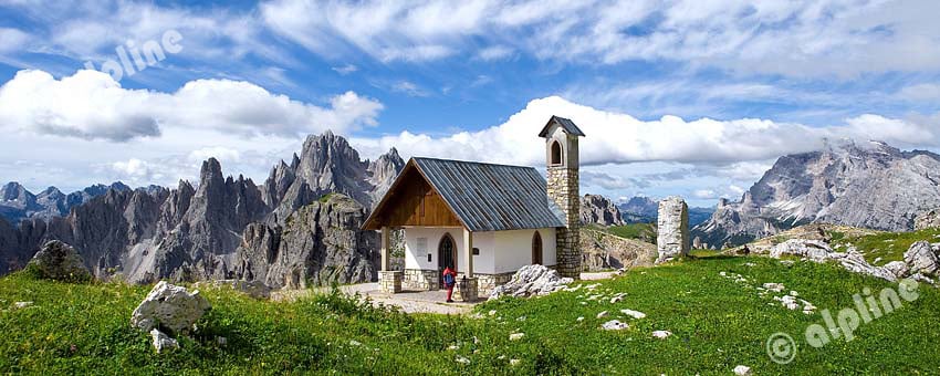 Die Alpini Kapelle beim Rif.Auronzo am Fuße der drei Zinnen (Sextener Dolomiten) li. die Cadinspitzen, re. die Tofana, Südtirol