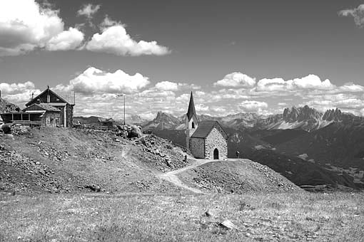 Italien • Südtirol• Eisacktal • Wallfahrtsort Latzfonser Kreuz  (Sarntaler Alpen) mit Blick auf die Geisler Gruppe (Dolomiten)