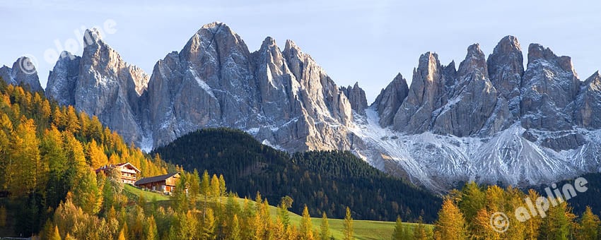 Bergbauernhöfe im Villnößtal gegen die Geislerspitzen, Dolomiten, Südtirol