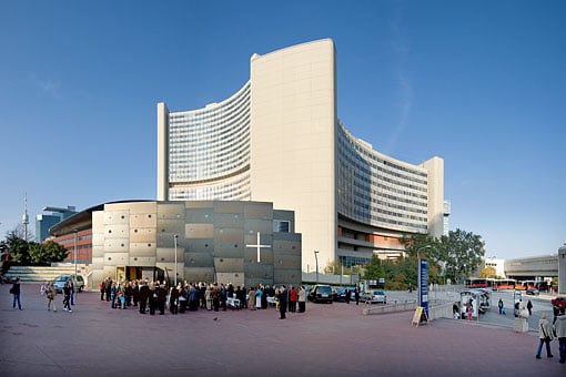 In der Donaucity mit moderner Kirche in der Abenddämmerung, Wien
