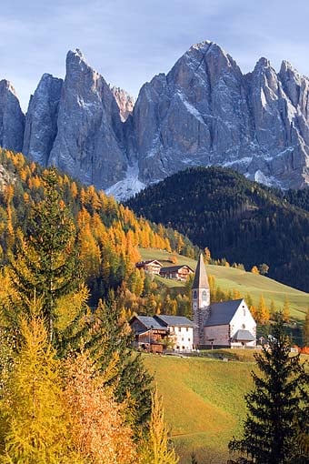 Italien, Südtirol, Dolomiten, Villnößtal: Bei  St.Magdalena im Villnößtal gegen die Geislergruppe