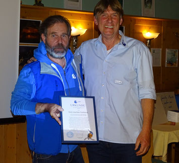 Überreichung der Urkunde zum Ehrenvorsitzenden, li. Michael Schödl,  re. Hans-Joachim Fünfstück, Foto A. Reindl.  Links Quelle: Zeitungsartikel vom "Garmisch-Partenkirchner Tagblatt"