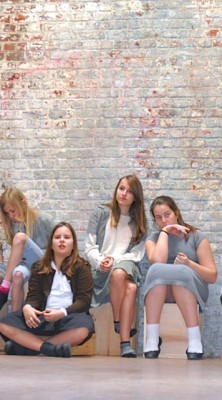 Photo d'enfants sur scène pour l'opéra brundibar