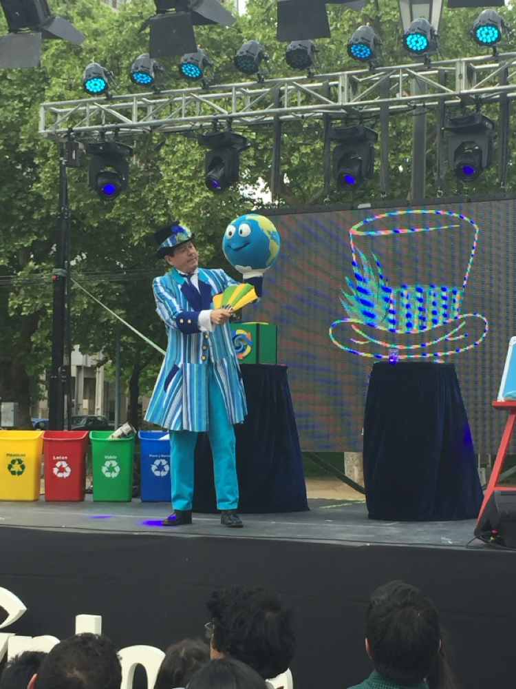 Mago FUN actuando en show Cambio CXlimático en Talca 