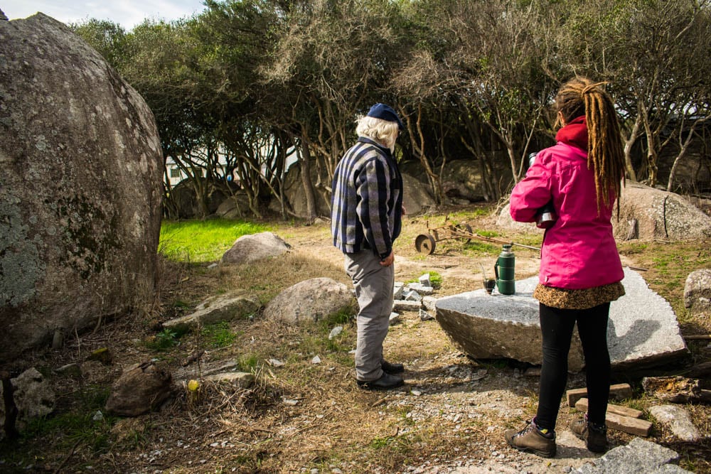 Su taller, el costado de la casa.