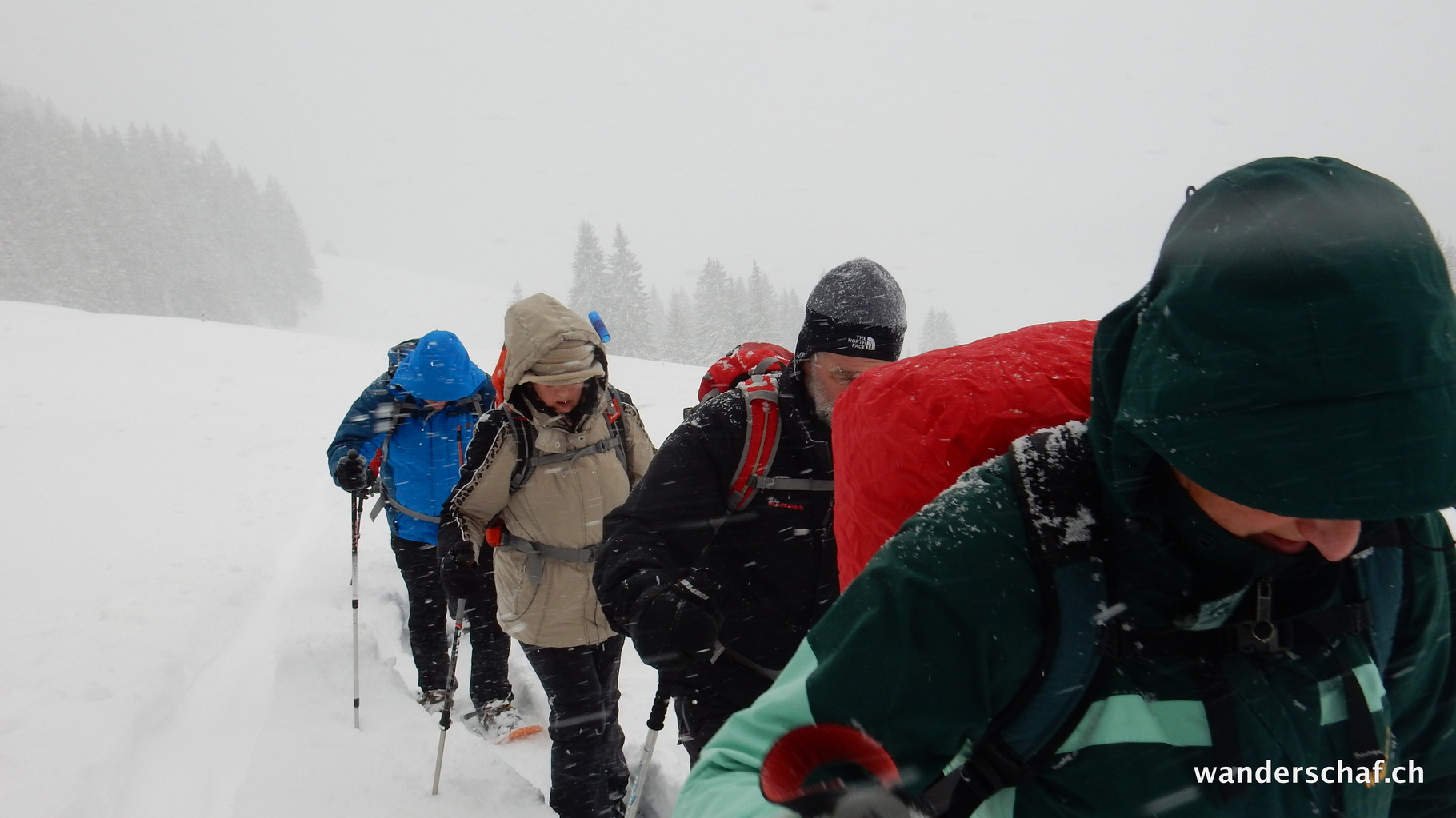 durch garstiges Wetter kämpfen wir uns