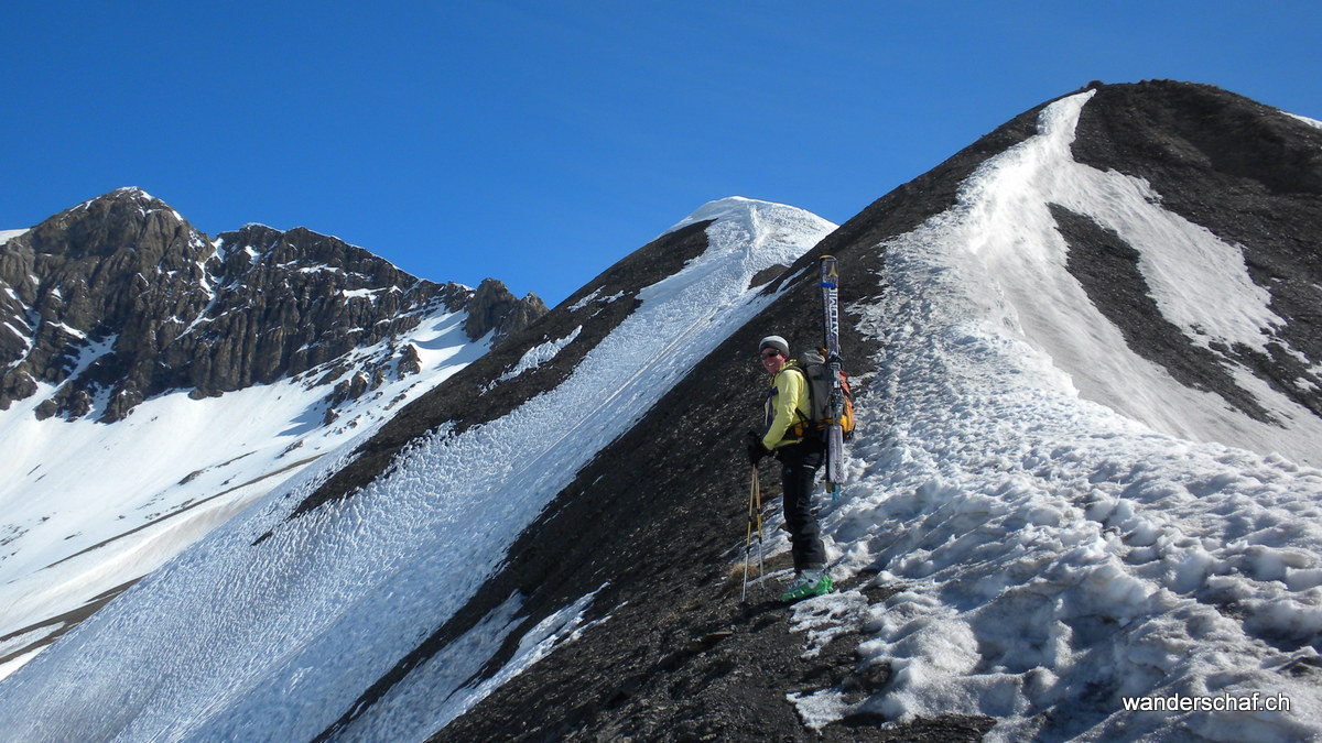 wegen Schneemangel werden die Skier gebuckelt