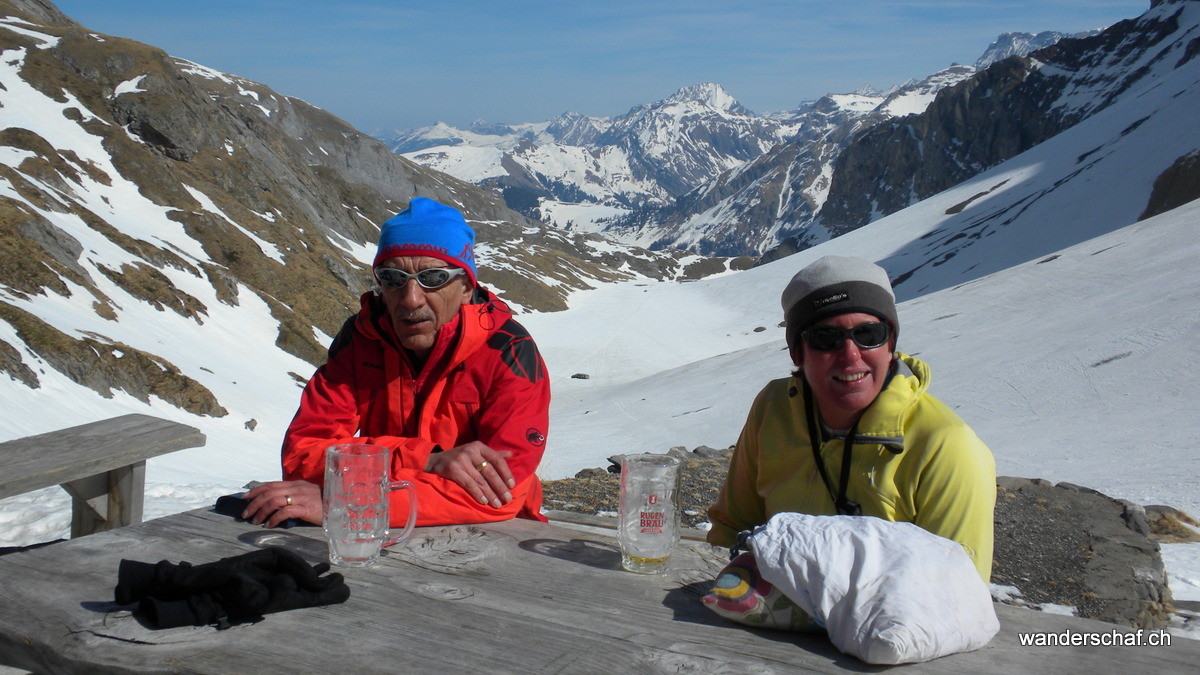 die 2 warten schon beim Bier auf uns
