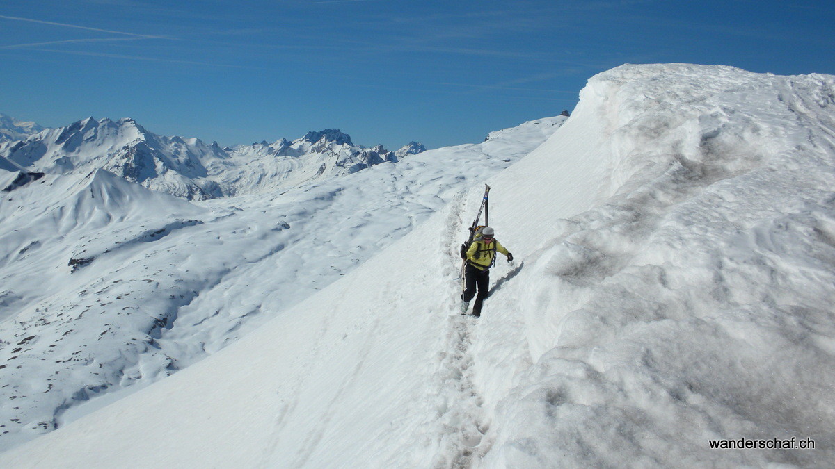 dank dem guten Trittschnee lassen wir die Skier gleich auf dem Rucksack
