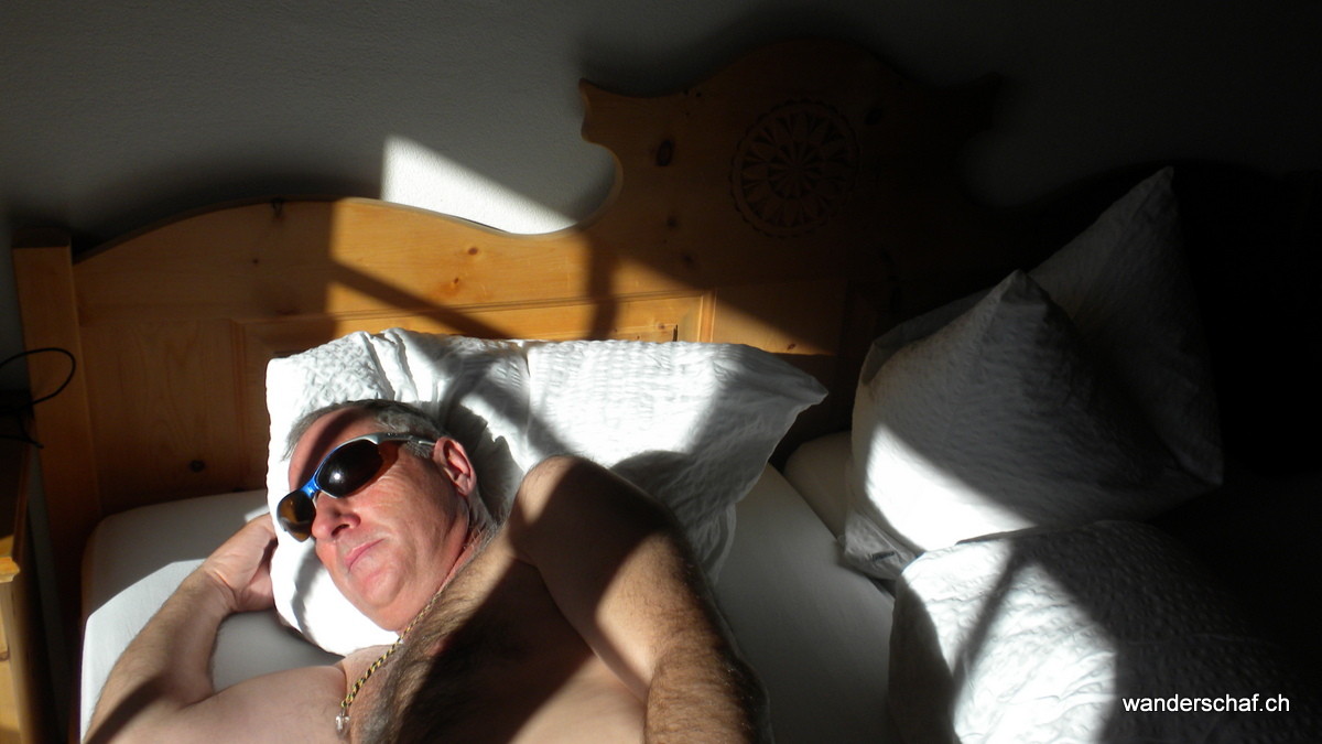 Sünnele ufem Bett! Wenn's auf dem Balkon zu kühl ist