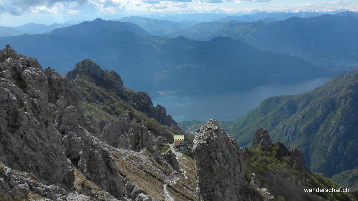 das prächtig gelegene Rifugio Rosalba in Sicht