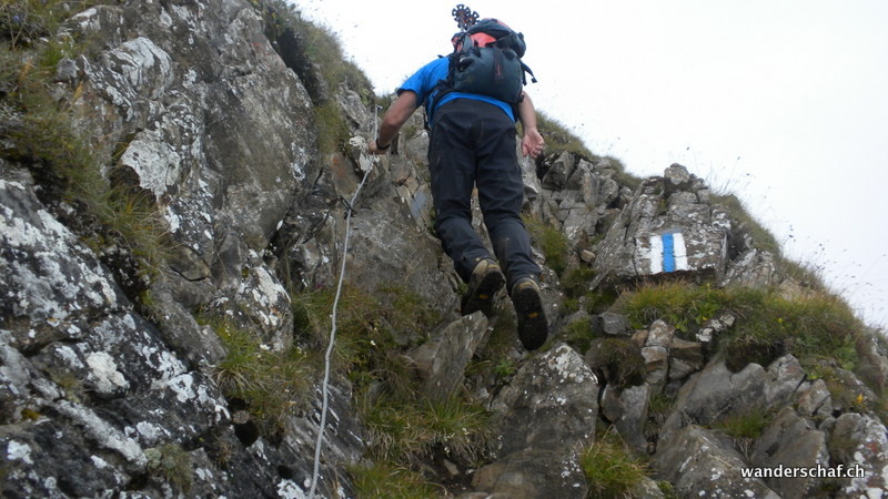 auch kurz unter dem Gipfel hilft ein Drahtseil