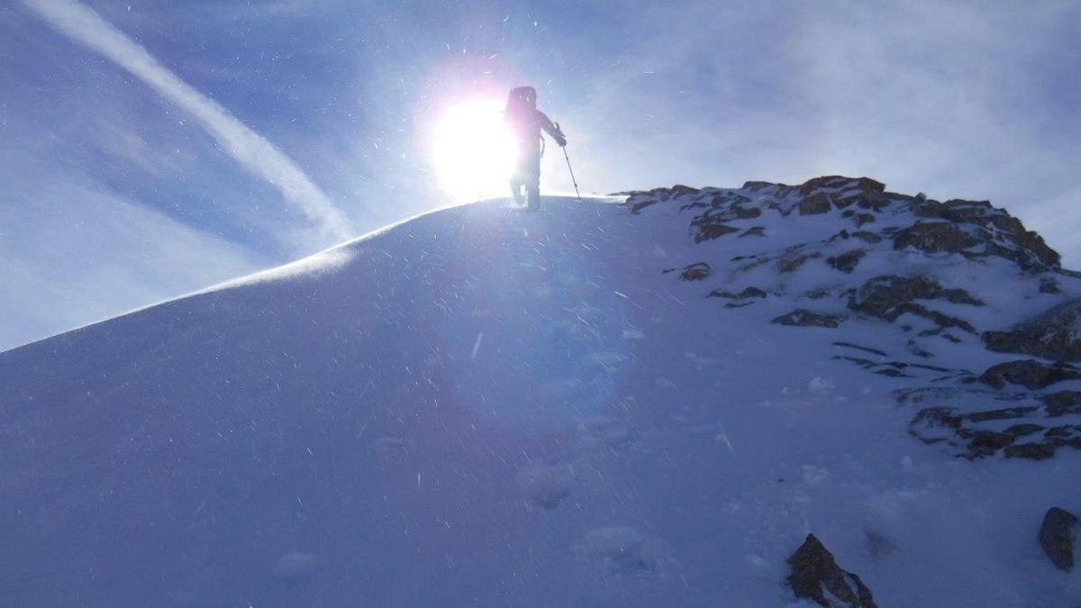 zu Fuss geht's vom Skidepot auf den Rossstock