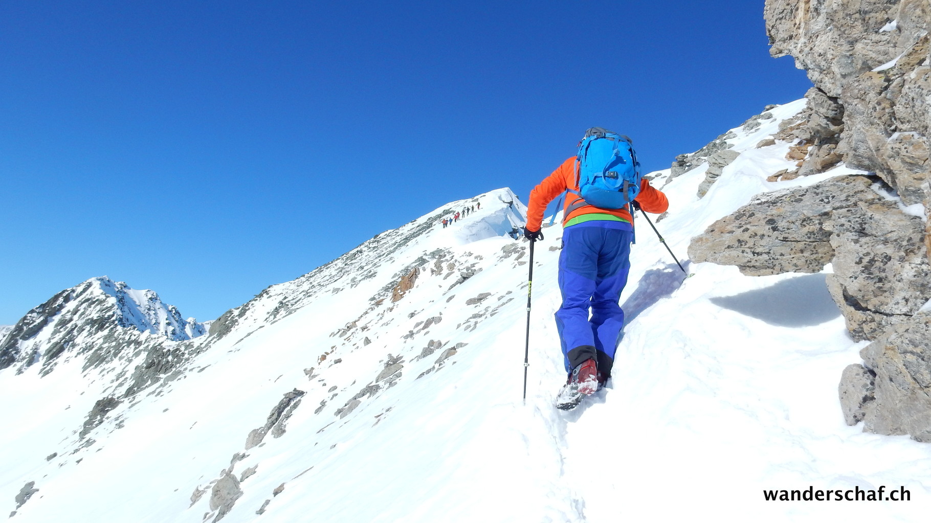 Zu Fuss geht's über den Grat zum Gipfel vom Piz Surgonda