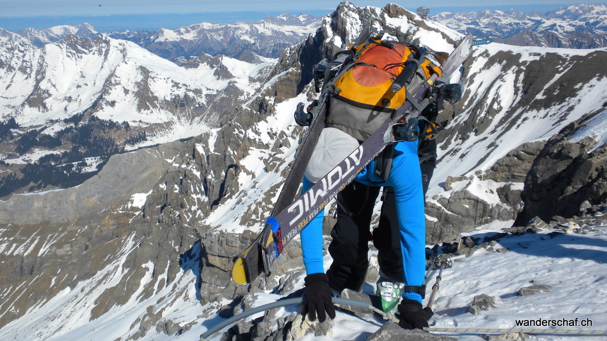 zum Glück ist hier an der Schlüsselstelle am Dôme ein Fixseil, welches uns den Abstieg über die ausgesetzte Felspartie erleichtert