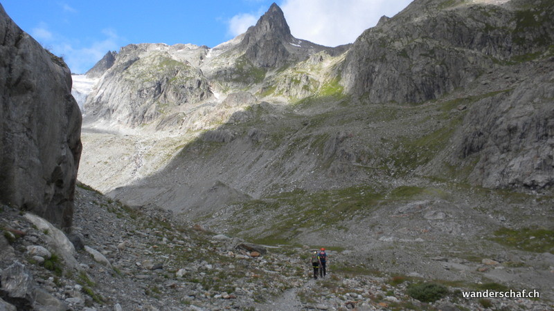 die Zwei wollen den Klettersteig bezwingen