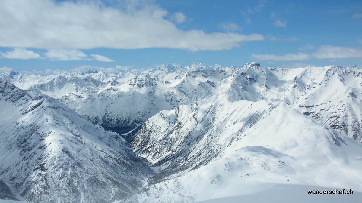 sogar die Gipfel der Bernina Gruppe sieht man von hier oben