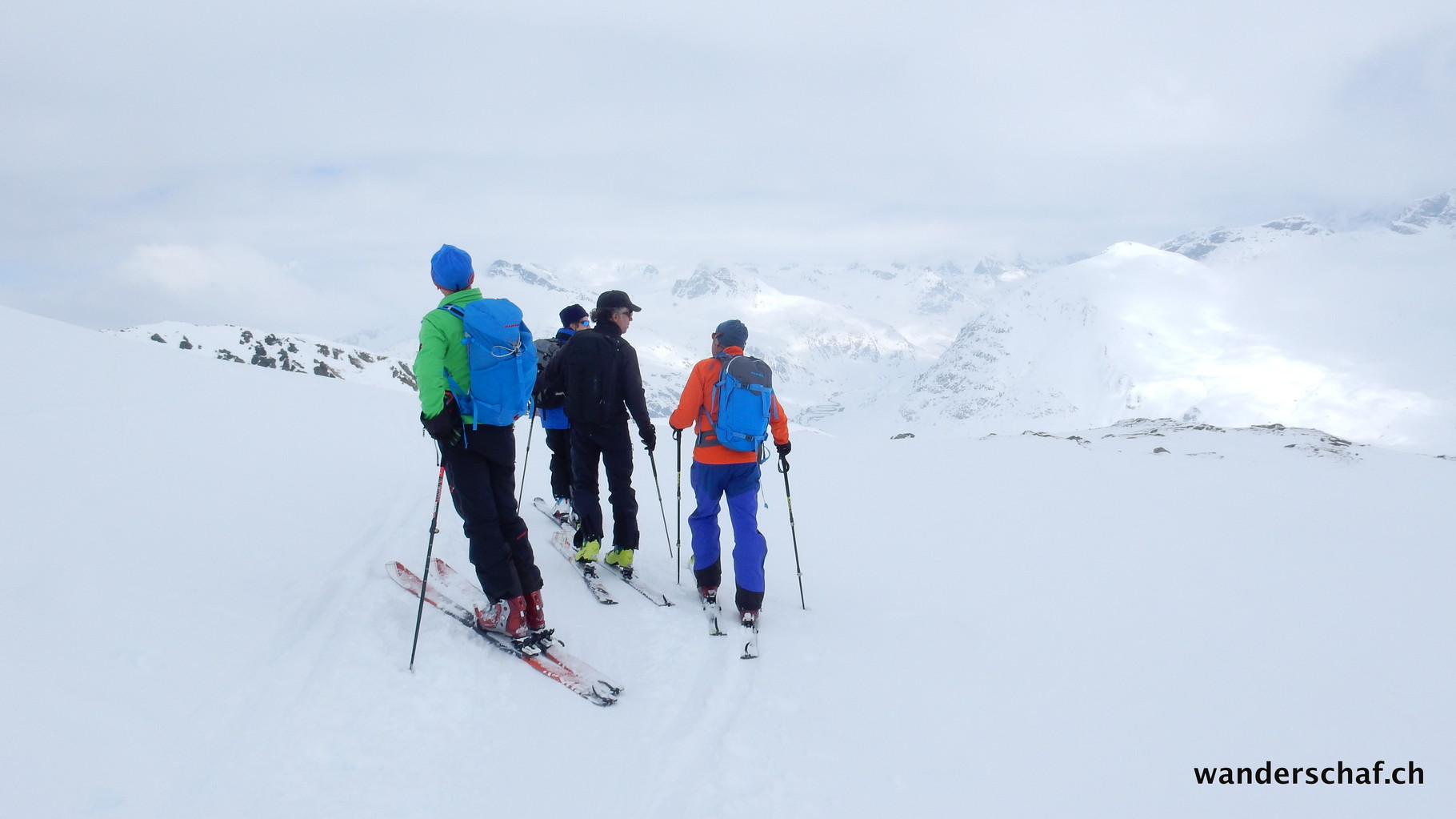 Wau....plötzlich können wir ins Tal runter sehen.....leider zu spät!