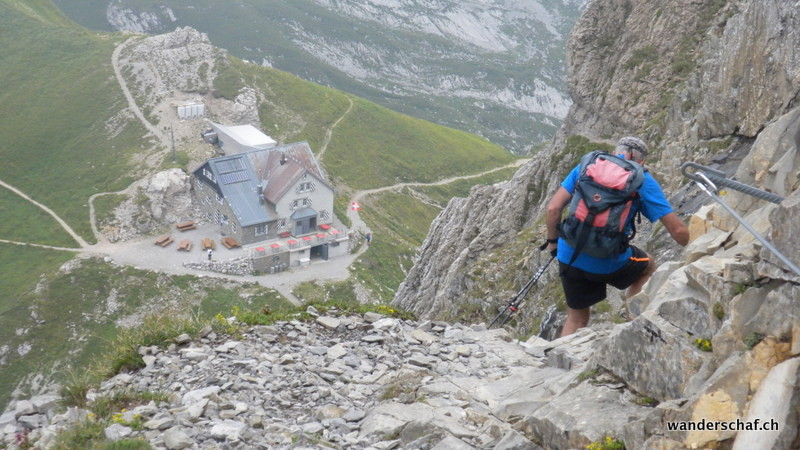 steiler, gut abgesicherter Abstieg zur Rotsteinpasshütte