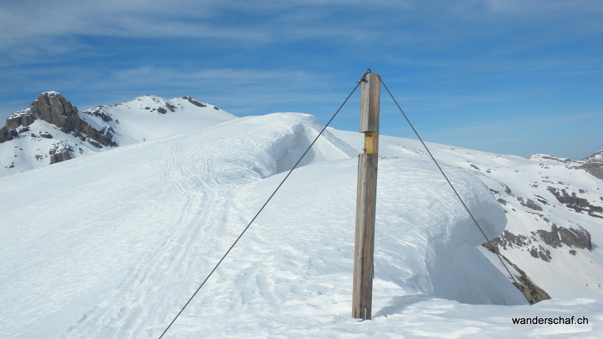 das etwas mitgenommene Gipfelkreuz