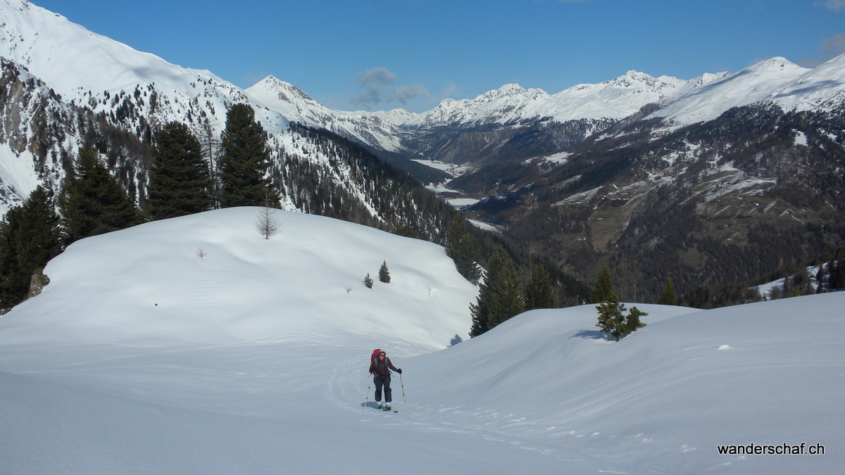 Ebene von Truoi Trid im Aufstieg zum Piz Minschuns