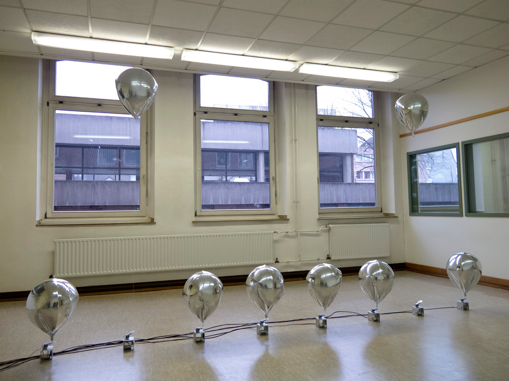Katrin Wegemann, Aufsteigen 8, 2010, 8 Heliumballons, Elektromotoren