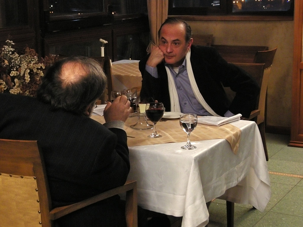 "Rezo vs. Rezo" Gesprächsrunde in einem Lokal