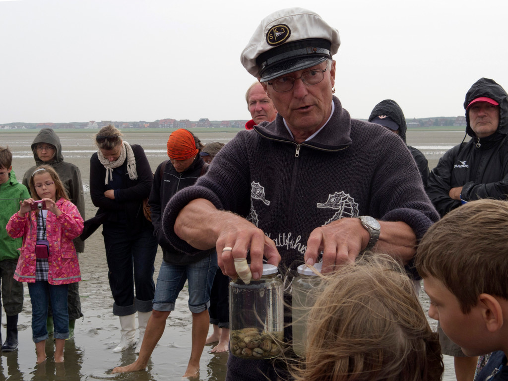 Heino zeigt zwei Gefäße mit und ohne Herzmuscheln