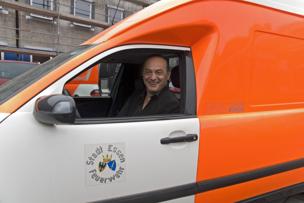 Rezo Tschchikwischwili nimmt den Krankenwagen symbolisch entgegen