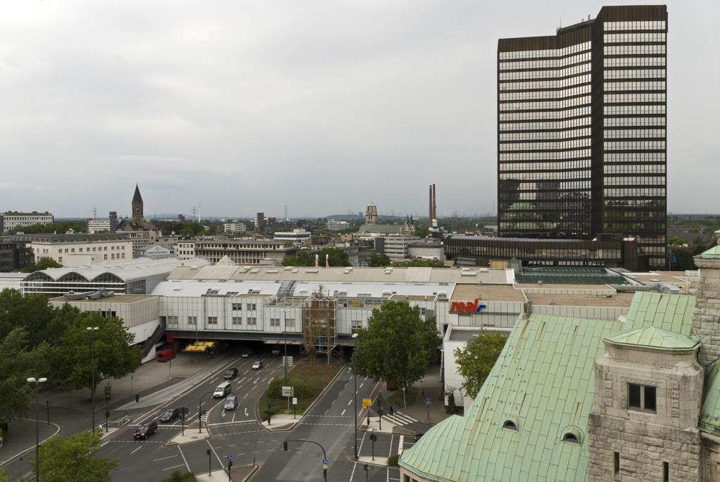 Blick vom Kirchturm auf Rathaus und Einkaufszentrum