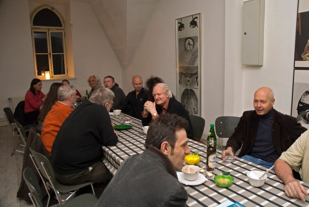 Diskussion bei Essen und Trinken