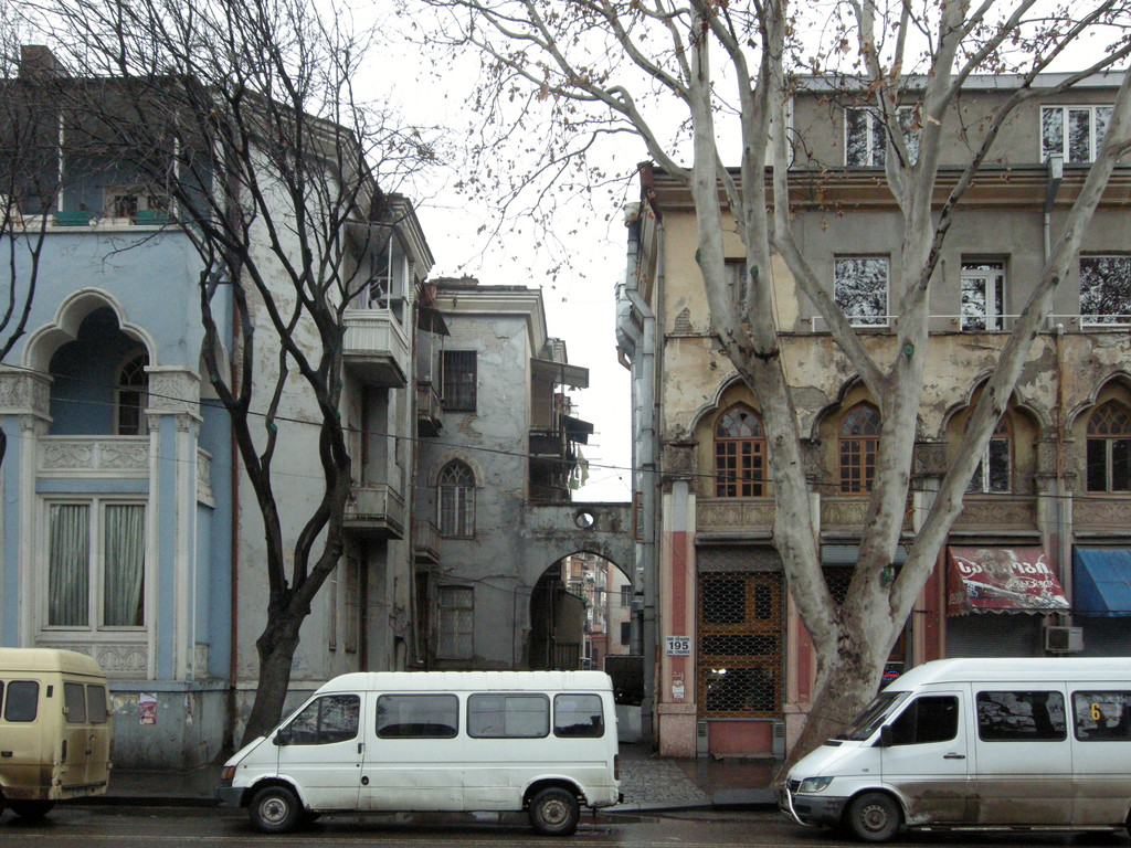 Straßenansicht gegenüber dem Theater