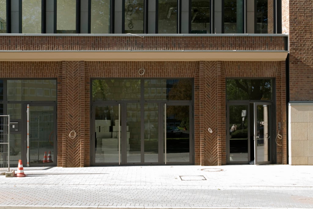 Eingang mit rekonstruierter Fassade aus den 20er Jahren, Oktober 2009