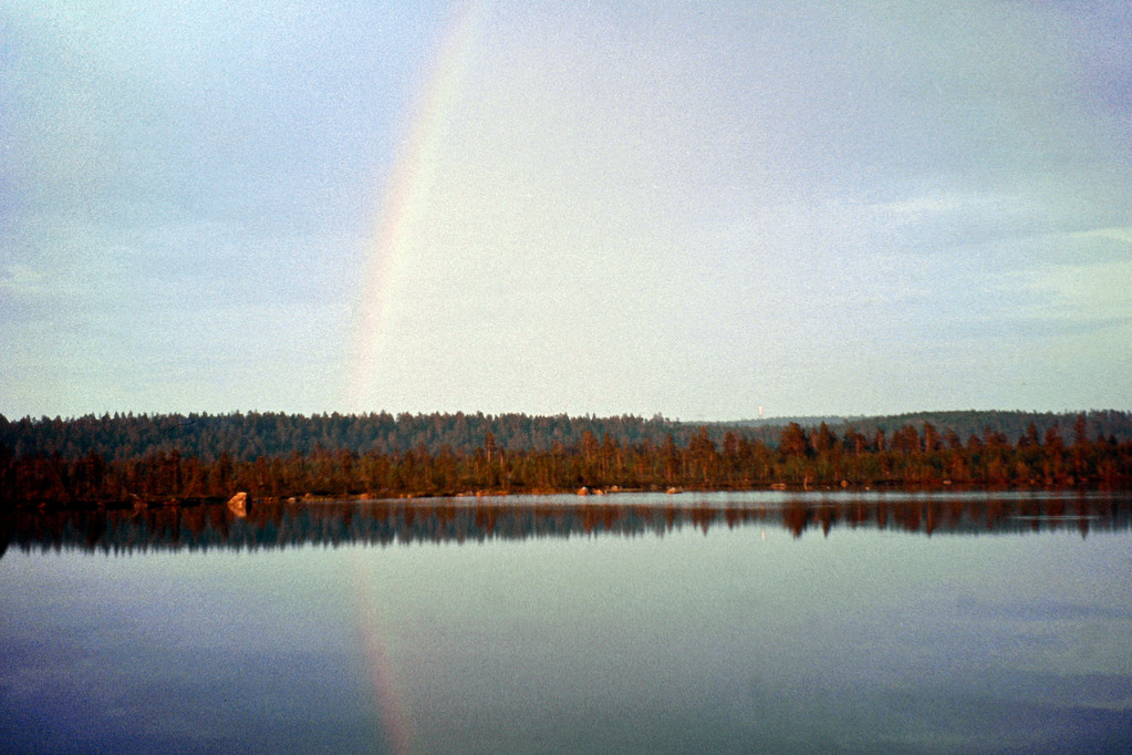 Regenbogen in der Mitternachtssonne